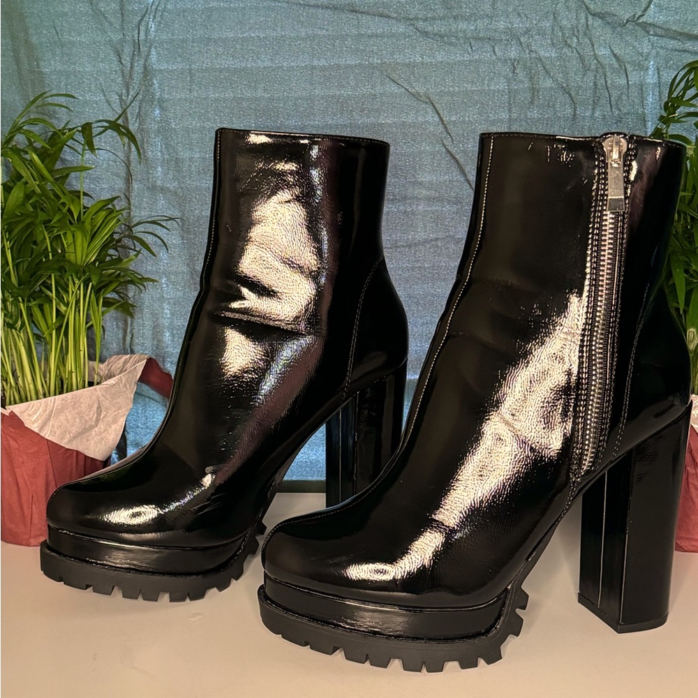 BLACK HEELED BOOTS•WORN ONCE•LEATHER MATERIAL